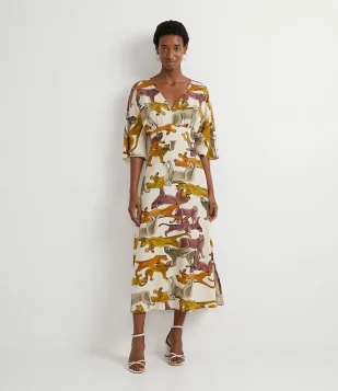 VESTIDO MIDI EM LINHO COM CAVA DESLOCADA E ESTAMPA DE PUMAS ROSA