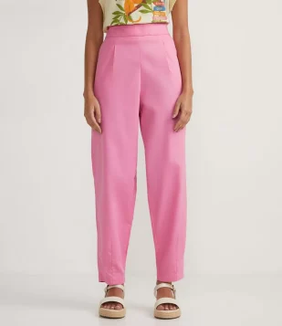 CALÇA CENOURA EM TRICOLINE COM PREGAS FRONTAIS ROSA