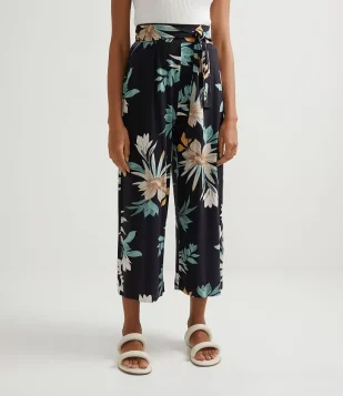 CALÇA PANTAOCURT EM VISCOSE COM ESTAMPA FLORAL E FAIXA PARA AMARRAÇÃO PRETO