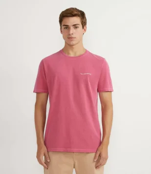 CAMISETA REGULAR MANGA CURTA ESTONADA COM ESTAMPA EM LETTERING NO PEITO E COQUEIRO NAS COSTAS ROSA