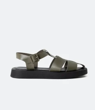 SANDÁLIA RASTEIRA EM COURO COM FECHAMENTO A FIVELA VERDE