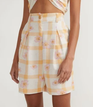 BERMUDA EM ALGODÃO COM ESTAMPA XADREZ VICHY E FLORES BRANCO