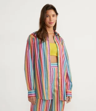 CAMISA ALONGADA LISTRADA COM NOMES DE FRUTAS MULTICORES