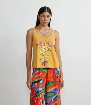 BLUSA SEM MANGA EM MEIA MALHA ESTONADA COM ESTAMPA BANANEIRA BEGE