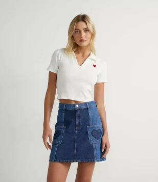 BLUSA MANGA CURTA EM VISCOSE CANELADA COM BORDADO DE CORAÇÃO BRANCO