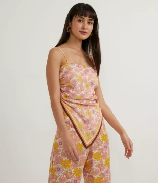 BLUSA REGATA CROPPED COM ESTAMPA FLORAL LENÇO E LASTEX NAS COSTAS BRANCO