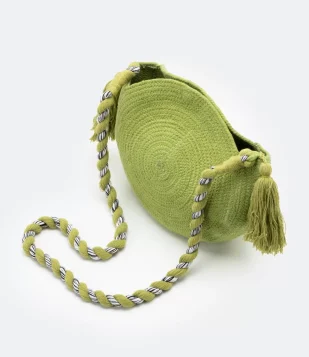 BOLSA TRANSVERSAL PEQUENA REDONDA COM TASSEL E ALÇA TRANÇADA VERDE