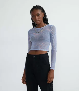 BLUSA CROPPED EM TULE COM ESTAMPA ABSTRATA E MANGA LONGA AZUL