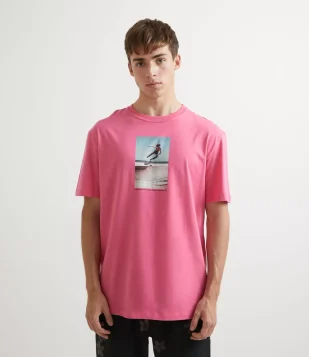 CAMISETA MANGA CURTA EM ALGODÃO ESTAMPA FOTOPRINT SKATISTA ROSA