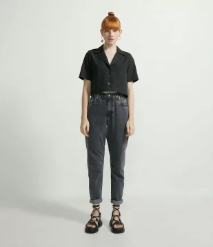 CAMISA CROPPED COM MANGA CURTA E BOLSOS FRONTAIS PRETO