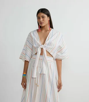 BLUSA CURTA EM ALGODÃO LISTRADO COM MANGA 3/4 SEM CAVA E AMARRAÇÃO FRONTAL MULTICORES