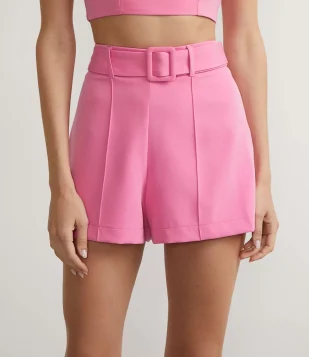 SHORT EM CREPE COM CINTO DE FIVELA FORRADA ROSA