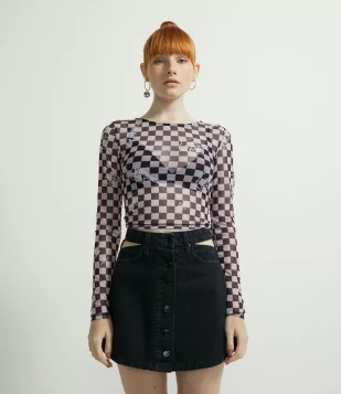 BLUSA CROPPED MANGA LONGA EM TULE QUADRICULADA COM INTERFERÊNCIAS ROSA