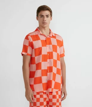 CAMISA MANGA CURTA EM VISCOSE COM ESTAMPA QUADRICULADA ROSA