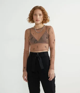 BLUSA CROPPED EM TULE COM ESTAMPAS DE TATUAGENS BEGE