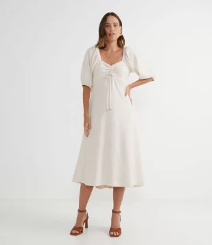 VESTIDO MIDI EM MOLETINHO TEXTURIZADO COM AMARRAÇÃO NO BUSTO BEGE