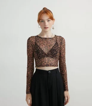 BLUSA CROPPED EM TULE COM ESTAMPA ANIMAL PRINT ONÇA PRETO
