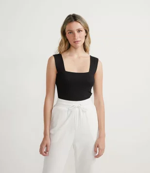 BLUSA REGATA BÁSICA EM VISCOSE CANELADA COM ALÇA LARGA PRETO