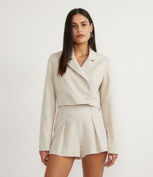  Blazer Cropped em Crepe com Abotoamento Duplo Marrom 