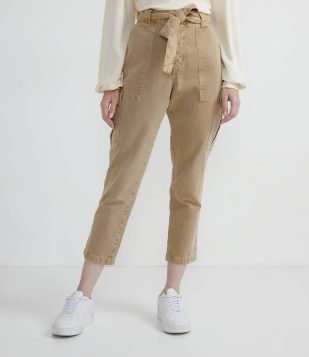  Calça Cargo em Sarja com Passante Largo e Cinto Faixa Bege 