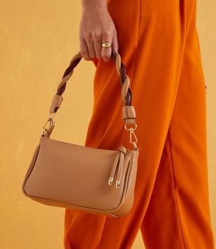  Bolsa Transversal Baguete com Alça Trançada Bege 