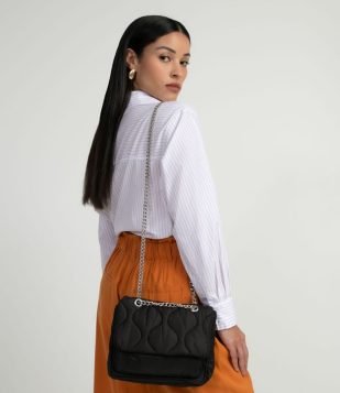 Bolsa Transversal Puffer com Textura Matelassê e Alça de Corrente Preto 