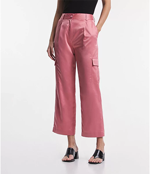 Calça Reta Acetinada Com Bolsos Cargos Rosa