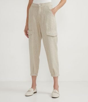  Calça em Algodão Texturizada com Botão Forrado