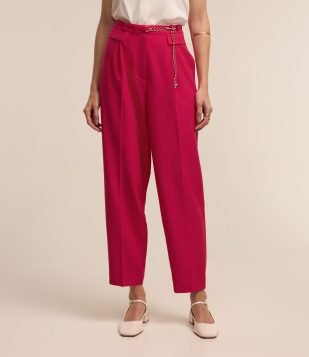 Calça Cenoura Alfaiatada com Cinto Corrente e Pregas Vermelho