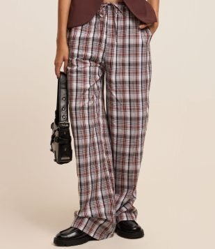 Calça Reta Fluída em Tricoline Xadrez Marrom