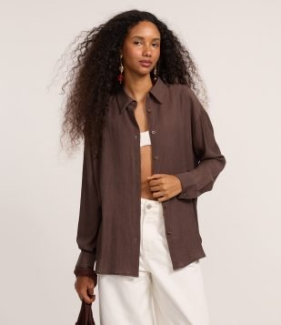 Camisa em Viscose Amassadinha com Abertura nas Costas Marrom