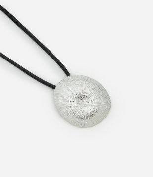 Colar Longo Cordão Encerado e Pingente Oval com Textura Prata