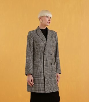 BLAZER ALONGADO COM FECHAMENTO FRONTAL E ESTAMPA XADREZ PRETO