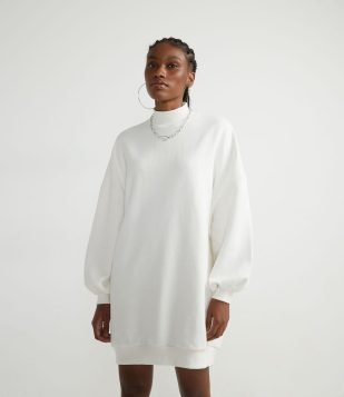  Vestido Curto em Moletom com Gola Alta e Cava Deslocada Branco 