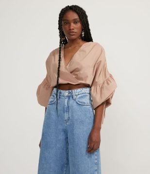 BLUSA CROPPED EM TRICOLINE MANGA LONGA E DECOTE V TRANSPASSADO BEGE