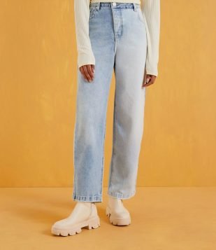 CALÇA DAD JEANS COM CINTURA BAIXA E CÓS TRANSPASSADO AZUL