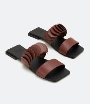  Sandália Rasteira com Duas Tiras e Discos Sobrepostos Marrom 