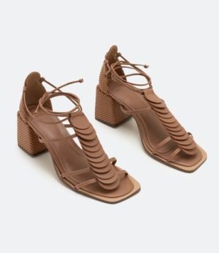  Sandália com Salto Bloco Médio e Amarração Marrom 