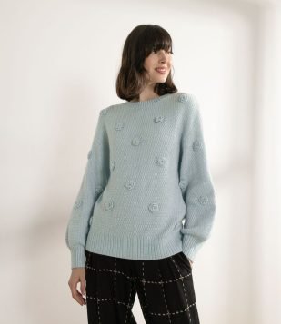  Blusão em Tricô Texturizada com Apliacação de Flores Azul 