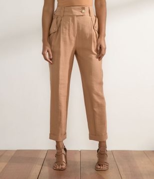  Calça Cenoura em Viscose com Pregas e Barra Italiana Marrom 