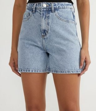 Short Mom Jeans Marmorizado com Detalhe de Coração no Bolso Azul 