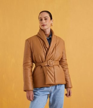 CASACO EM MATERIAL SINTÉTICO COM CINTO E FIVELA MARROM