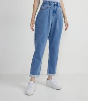 CALÇA MOM EM JEANS COM PREGAS E RECORTE NOS BOLSOS AZUL