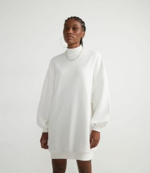  Vestido Curto em Moletom com Gola Alta e Cava Deslocada Branco 