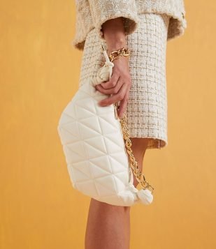  Bolsa Baguete Shoulder com Textura Matelassê e Alça de Corrente Branco 