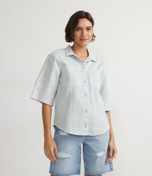  Camisa em Sarja com Bolsos Frontais e Barra Cortada a Fio Azul 