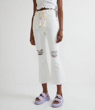  Calça Cropped Flare em Sarja com Puídos e Cinto de Cordão Branco 