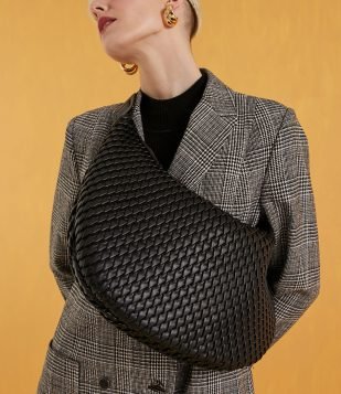  Bolsa Hobo com Alça de Ombro e Textura Matelassê Preto 