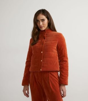  Jaqueta Puffer em Veludo com Gola Alta e Bolsos Marrom 