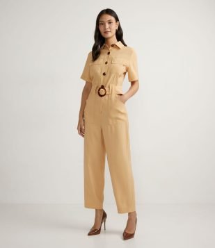  Macacão em Viscose com Bolsos Utilitários e Cinto com Fivela Bege 